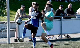 Im Zweikampf: Herfords Hashem Celik (l.) und Bad Oeynhausens Nico Klassen. - Jürgen Krüger