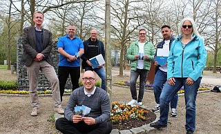 Die Veranstalter: Michael Scholz (v.l.), Herman Derks, Dieter Treichel, Bernd Bolte, Miguel Hajdinaj, Heike Behnke, Dimitrij Nikulicev (vorne). - Anastasia von Fugler