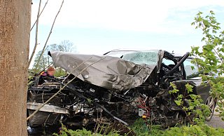 Das Auto kollidierte mit mehreren Bäumen. - Polizei Minden-Lübbecke