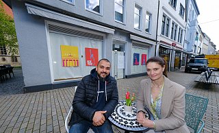 Daniela und Georgios Pone vor ihrem künftigen Bielefelder Bistro. Hinter den verklebten Fenstern erhält das Lokal den letzten Schliff. - Andreas Zobe
