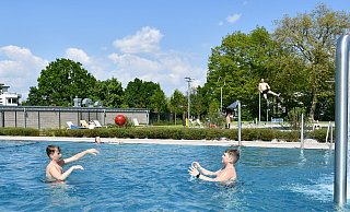 Zur Eröffnung des Bünder Freibads gab es Sonne satt. Die Freunde Timo Ebmeier (12) und Max Aaron Knollmann (13) spielten Wasserball. - Louisa Kohnert