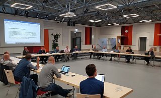 Wie groß sollen der Nieheimer Rat und seine Ausschüsse - hier der Bauausschuss - sein. Im Tagungsort Grundschule ist zumindest immer viel Platz. - David Schellenberg