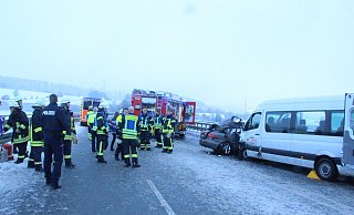 Bei einem Unfall auf der Talbrücke der B64 bei Hembsen war im November 2022 ein Mensch zu Tode gekommen. Zudem gab es mehrere Verletzte, darunter zwei Schwerverletzte. - (Archivbild) Burkhard Battran