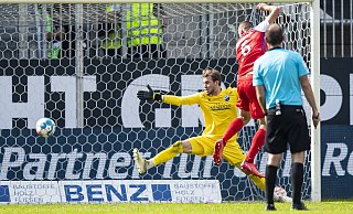 Torwart Nikolai Rehnen bei seinem Debüt für Sandhausen gegen Heidenheim. Hier kassiert er das Tor zum 1:3 durch den Ex-Arminen Patrick Mainka. Foto: dpa/Tom Weller - Tom Weller