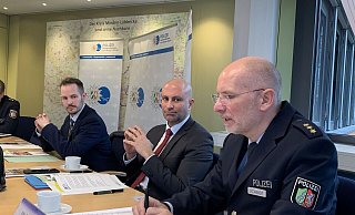 Präsentierten die wichtigsten Zahl aus der Kriminalitätsstatistik: Kriminaloberrat Benjam Beutler (l.), Landrat Ali Dogan und Polizeidirektor Mathias Schmidt. - Nicole Bliesener