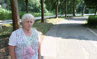 Marita Roll hat Unterschriften gegen die neue Radbrücke gesammelt. In dieser Kurve soll sie auf den Prinzenwinkel treffen - viel zu unübersichtlich sagen die Anlieger. - Nicole Sielermann