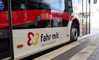 Wer an den bevorstehenden Feiertagen mit dem Bus im Kreis Paderborn unterwegs ist, muss mit Fahplanänderungen rechnen. - Lena Henning