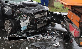Der stark beschädigte Wagen wurde abgeschleppt. - Polizei Minden-Lübbecke