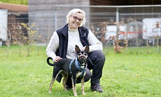 Hunden sieht man ihre Verhaltensprobleme nicht immer an. Schnauzermischling Patu etwa, hier mit Tierheimleiterin Jutta Schaper, wirkt eigentlich ganz harmlos. Doch den Maulkorb trägt er aus gutem Grund. - Peter Unger