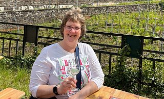 Hier im Weinberg oberhalb des Tals fühlt sich Birgit Beerbom sehr wohl. Zur Weinlese jetzt im Herbst wird sie wieder im Ahrtal und in den Weinbergen unterwegs sein. - Birgit Beerbom