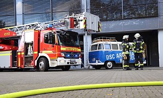 Feuerwehrmänner nach dem Einsatz im Tribünen-Bürokomplex der Schüco-Arena. - Charlotte Mahncke
