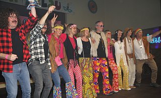 Viele Akteure und Besucher lassen beim Karneval in der Wewelsburger Dorfhalle die Mode der vergangenen Jahrzehnte Revue passieren - so auch die Flower-Power-Zeit. - Johannes Büttner