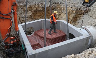 Weil auf versiegelten Flächen sehr viel Regenwasser zusammenfließen kann, wird unter der Oberfläche seit Jahren groß investiert: Zum Beispiel in solche Kanalbauten wie hier bei der Erschließung für das neue Baugebiet Springbach Höfe. - Archivfoto: Holger Kosbab