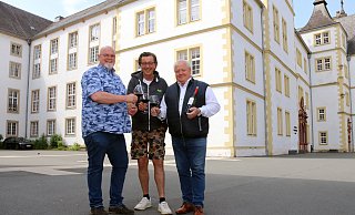 Mario Voss (v. l.), Elmar Simon und Karl-Heinz Militzer planen für das Libori-Fest die Plaza Europa auf dem Platz vor dem Gymnasium Theodorianum und der Theologischen Fakultät am Kamp. - Heiko Appelbaum