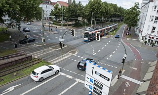 Unter dem Niederwall und den Gleisen beginnen am Montag auf der Kreuzung Am Bach und Hermannstraße die Bauarbeiten. Mit wechselnden Verkehrssperrungen. - Joerg Dieckmann