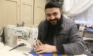 Der aus Syrien stammende Kostümschneider Razzouk Khalaf ist ein Virtuose an der Nähmaschine. - Burkhard Battran