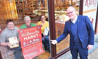 "Urgemütlich wird es beim Nieheimer Weihnachtsmarkt zugehen", versprechen Bürgermeister Johannes Schlütz und das Organisationsteam Martina Weber (v. l.) und Annegret Ewald mit der Chocolatière Anika Rieks. - Köhne