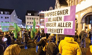 Am Montag kamen 250 Menschen für eine Gegendemo zu den Spaziergängern vor dem Historischen Rathaus zusammen. - Niklas Tüns