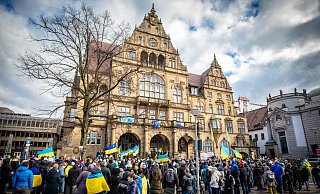 Die Demonstranten vor dem alten Bielefelder Rathaus. - Mike-Dennis Mller / www.mdm.photo