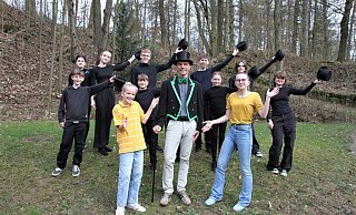 So wie einst 1998 ihre Mutter Svenia, spielt Helene Koch (vorn, rechts) nun in Bökendorf die Biene Maja. Als neue Figur dabei ist unter anderem Grille Gregor (Florian Palm, Mitte). - Madita Schellenberg So wie einst 1998 ihre Mutter Svenia, spielt Helene Koch (vorn, rechts) nun in Bökendorf die Biene Maja. Als neue Figur dabei ist unter anderem Grille Gregor (Florian Palm, Mitte). - Madita Schellenberg