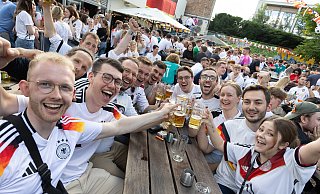 OWL bietet wieder viele Orte, an denen die EM im Rudel geguckt werden kann. Und das nicht nur bei den Deutschland-Spielen. - Niklas Tüns