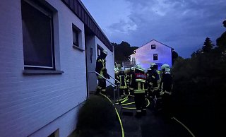 Die Feuerwehr im Einsatz nach dem Blitzeinschlag. - Freiwillige Feuerwehr Höxter
