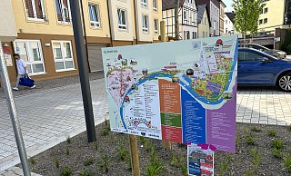 Unterhalb des Übersichtsplanes zwischen Hotel Stadt Höxter und alter Post weist ein kleiner Zettel darauf hin, dass die Bimmelbahn nicht mehr vom Bahnhof abfährt. Viele Besucher haben ihn übersehen. Aber ab Pfingstsamstag ist die Sache ohnehin anders. - Ralf T. Mischer