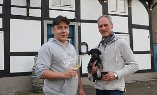 Stoßen auf eine gute Zusammenarbeit an: Thomas Fuchs (links), Pächter der Pfälzer Weinstube, und Markus Böhmer, neuer Hauseigentümer. - Claus Frickemeier