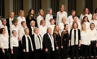 Der Projektchor ehemaliger Kinderchor-Aktiver sorgt für weihnachtliche Stimmung. - NW