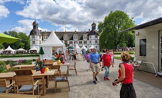 Die zweite Landpartie im Schlossgarten lädt Besucherinnen und Besucher zum vielseitigem Programm ein. - Landpartie Schloss Neuhaus