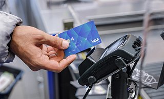 Ein Geflüchteter aus Syrien kauft mit der so genannten "Socialcard" für Asylsuchende in einem Supermarkt in Hannover ein. - epd-bild / Jens Schulze