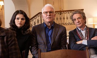 Oliver (Martin Short, v. r.), Charles (Steve Martin) und Mabel (Selena Gomez) nutzen ihr Wissen aus True-Crime-Podcasts, um den Tod eines Hausbewohners aufzuklären. - Hulu