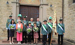 Thomas Ewen (v.l.), Carena Ewen, Axel Kukuk, Königin Nicole Fechner, König Jens Fechner, Marlies Tewes, Rainer Krelaus, Inge Ewen, Manfred Krelaus, Elmar Rehermann, Christian Baumann und Matthias Hillebrand. - Schützenbruderschaft