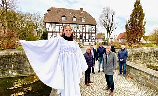 Bereit für den Adventsmarkt sind (v. l.) Adventsmarktengel Johanna Kaiser, André Cramer, Inhaber der Genusswerkstatt Mallinckrodthof, Marcus Klugmann, Geschäftsführer des NPH, Moderator Henry Lausen, Bürgermeister Uwe Gockel, Frank Tölle, Inhaber Eventware, und Webmaster Eberhard Poguntke. - Carola Drabon