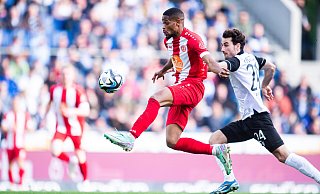 Isaiah Young (l.), hier im Duell mit Christopher Lannert, heuert beim DSC an. - IMAGO/Noah Wedel