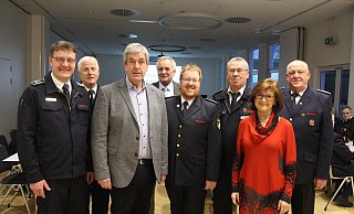 Wehrführer Seven Heinemann (l.) mit den offiziellen Vertretern und Ehrengästen. - Burkhard Battran
