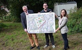 Bürgermeister Daniel Hartmann, André Mohrenstein (Abteilung Planung und Umwelt) und Ortsausschussvorsitzende Katharina Borgolte präsentieren den Plan. - Stadt Höxter