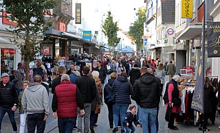 Viele nutzen den verklaufsoffenen Sonntag für einen Besuch in Herfords Fußgängerzone. - Frank-Michael Kiel-Steinkamp