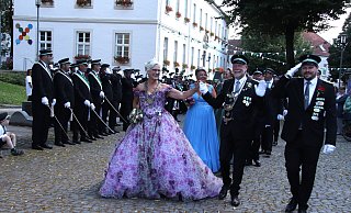 In diesem Sommer können Steinheims Altschützen mit höchst begeisterten Majestäten aufwarten: Königin Hildegard Bartkowiak und König Alfred Gemmeke genießen ihr Schützenfest sichtlich und versprühen beim Festumzug viel gute Laune. - Madita Schellenberg