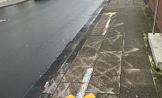 Dicke gelbe Kreuze machen jetzt auf der Rohrteichstraße darauf aufmerksam, dass dort nicht mehr geparkt werden darf. Foto: Trippe - xxx