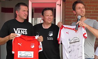 Feierliche Trikotübergabe mit Eduard Hertel (v.l.), Andreas Brandwein und Johannes Ludwig. Foto: Jürgen Zelt - Zelt