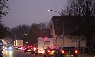 Im Berufsverkehr staut sich der Verkehr auf der Bundesstraße in Lage. Sind die Bahnschranken unten, wird die Schlange schnell sehr lang. - Sandra Castrup Im Berufsverkehr staut sich der Verkehr auf der Bundesstraße in Lage. Sind die Bahnschranken unten, wird die Schlange schnell sehr lang. - Sandra Castrup