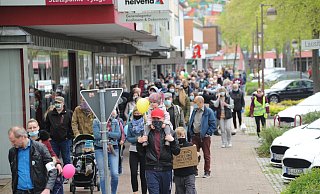 Selten sieht man so viele Passanten auf dem Fußgängerweg. Ganz vorne links ist Victor Harder, einer der Sprecher der Friedensspaziergänge, zu erkennen. - Joern Spreen-Ledebur