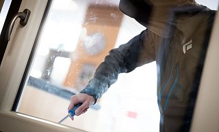 Besonders häufig versuchen die Einbrecher, Fenster und Türen aufzuhebeln. - Symbolbild: Pixabay