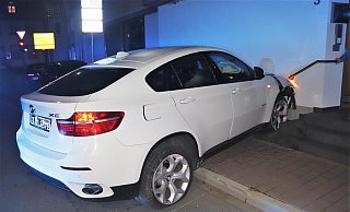 Die Fahrt eines offenbar angetrunkenen BMW-Fahrers endet in Beverungen an einer Hauswand. - Polizei Höxter