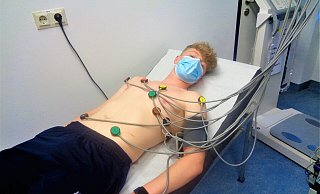 Untersuchung: Lasse Bäumer, A-Jugendspieler des VfL, der in der Vorbereitung in der ersten Mannschaft der Holser mittrainiert, wurde von Facharzt Julian Oesterschlink untersucht und an ein EKG angeschlossen. - Dirk Kröger