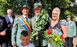 Der neue Schützenkönig Dieter Kuhlebrock (Mitte) aus der Ersten Kompanie wird eingerahmt von seiner Frau Martina und seinem Vorgänger Frank Wiesemann, der noch während des Schützenfestes am ersten Juli-Wochenende regiert; im Hintergrund Bürgermeister Daniel Hartmann (l.), der zu den ersten Gratulanten zählte. - Thomas Kube