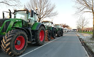 In Stemwede blockierten am Montag Landwirte mit rund 100 Traktoren die Bundesstraße 51 in Höhe des Abzweigs zum ZF-Werk und weiter nach Rahden. Auf der B51 kam es zu langen Rückstaus. - Joern Spreen-Ledebur
