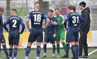 Auch das Team des SC Wiedenbrück nahm an einer Gedenkminute für die Opfer des Ukraine-Krieges teil. - Jens Dünhölter