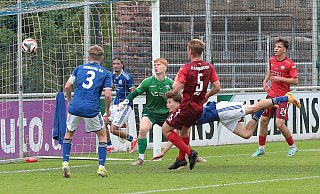 Der Schalker Mika Khadr hat den Ball im Fallen mit der Hacke Richtung Tor befördert. SCP-Keeper Florian Pruhs muss hilflos mit anschauen, wie das Leder ins Netz fliegt. - Imago Images